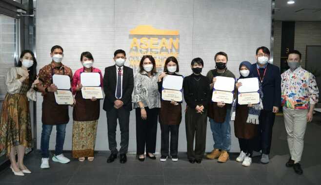 Indonesian Embassy Charge D’Affaires Zelda Wulan Kartika (fifth from left), and Director General of the ASEAN Culture House in Busan Park Mi-sook (seventh from left) pose with staff and winners of the Kruik Cooking Competition at the ASEAN Culture House on Nov. 20.(Indonesian Embassy in Seoul)