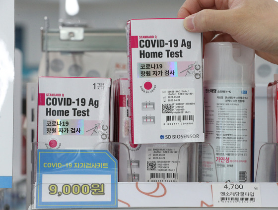 SD Biosensor's Covid-19 self-test kits are displayed in a GS25 convenience store in May. [NEWS1]