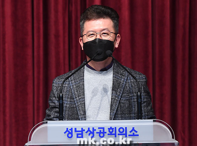 정영배 성남상공회의소 회장이 30일 오후 경기도 성남시 분당구 성남상공회의소 3층 대강당에서 열린 `제3기 매일경제-성남상공회의소 최고경영자과정` 수료식에서 축사를 하고 있다. [유용석 매경닷컴 기자]