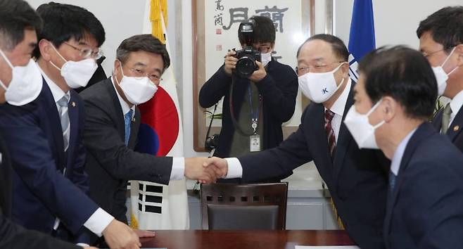 [서울=뉴시스] 김선웅 기자 = 윤호중(왼쪽) 더불어민주당 원내대표와 홍남기 경제부총리 겸 기획재정부 장관이 30일 서울 여의도 국회에서 예산협의 시작을 앞두고 인사를 나누고 있다. (공동취재사진) 2021.11.30.