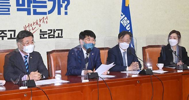 [서울=뉴시스] 전신 기자 = 박완주 더불어민주당 정책위의장이 16일 서울 여의도 국회에서 열린 원내대책회의에서 발언하고 있다. (공동취재사진) 2021.11.16.