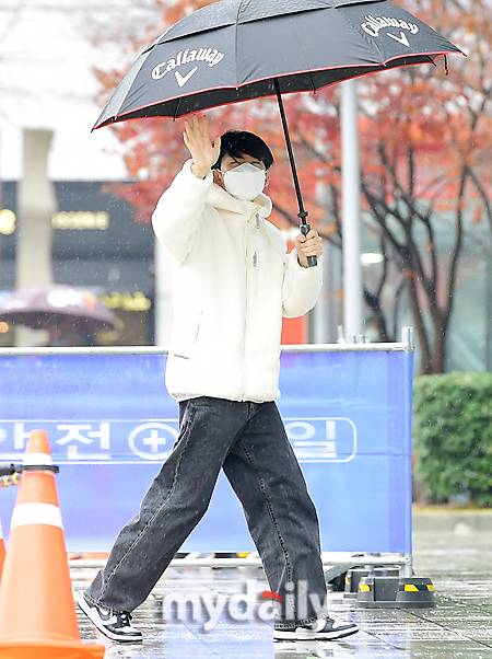 ▲ 라디오는 편안한 데님 패션으로