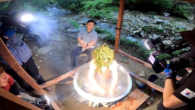 ‘나는 자연인이다’의 자연인 한 분께서 목욕하는 모습(자료=MBN)