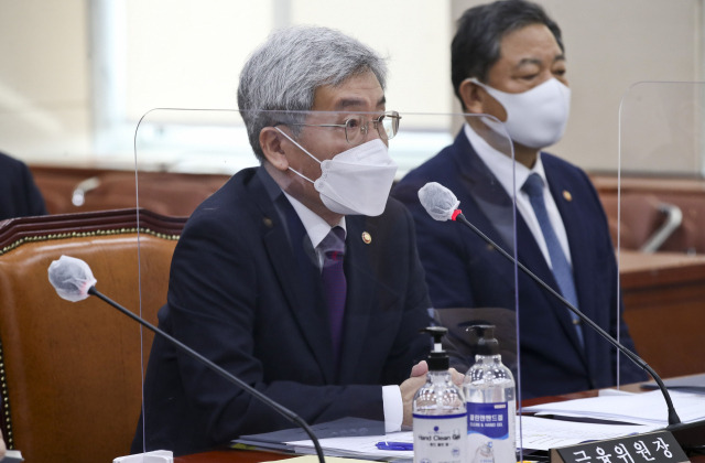 고승범 금융위원장이 지난 29일 서울 여의도 국회에서 열린 정무위 전체회의에서 질의를 받고 있다./권욱 기자