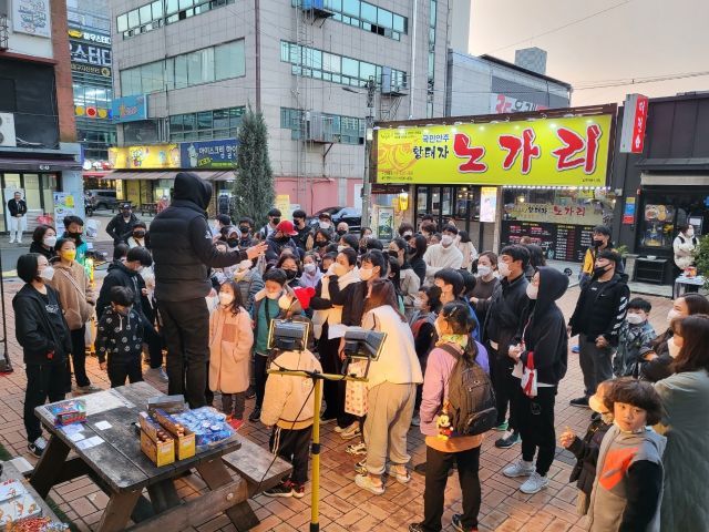 대구 수성구 지범먹자골목에서 지난 11월 5일 열린 ‘추억의 뽑기 축제’에 시민들이 참여하고 있다. /사진 제공=지범골목상권상인회