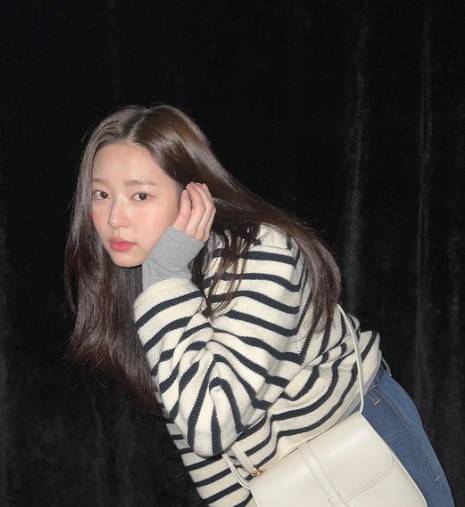 Kim Min-joo, a former member of Group IZ*ONE, showed off her mature charm.On the afternoon of the 30th, Kim Min-joo posted several photos of his recent instagram.In the photo, Kim Min-joo took a picture wearing a striped cardigan and a blue skirt. His charismatic chic eyes and small face were impressed.Above all, the white skin and beautiful visuals of Kim Min-joo, who reveals the dark background, caught the eye.On the other hand, Kim Min-joo is working as MBC Show! Music Center MC.