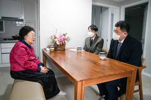 이용수 할머니 면담하는 최종건 외교부 1차관(맨 오른쪽) [외교부 제공]