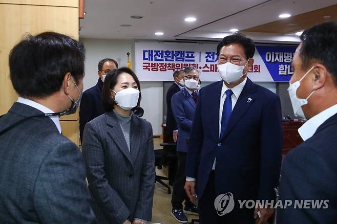 국방정책위-스마트강군위원회 참석하는 송영길과 조동연 (서울=연합뉴스) 하사헌 기자 = 더불어민주당 송영길 대표와 조동연 공동상임선대위원장이 30일 오후 국회 의원회관에서 열린 국방정책위-스마트강군위원회 1차 전체회의에서 참석자들과 인사하고 있다. 2021.11.30 [국회사진기자단] toadboy@yna.co.kr