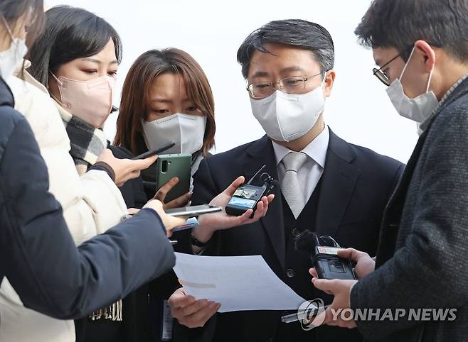 공수처 압수수색 정보공개 청구 나선 임세진 부장검사 고위공직자범죄수사처(공수처)의 '이성윤 서울고검장 공소장 유출 의혹' 수사와 관련 압수수색 대상자였던 임세진 부산지검 부장검사가 지난 29일 오전 정부과천청사에서  공수처 압수수색 영장 청구서의 작성자와 결재자 등에 대한 열람등사신청과 정보공개청구를 하기 전 취재진 앞에서 발언하고 있다. [연합뉴스 자료사진]