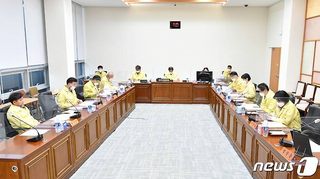 전북 완주군의회 폐기물조사특별위원회가 1일 제26차 회의를 열고, 활동기간을 내년 6월까지 연장하기로 했다.(완주군의회 제공)2021.12.1/© 뉴스1