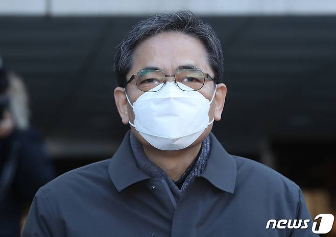 대장동 개발 로비·특혜 의혹과 관련해 이른바 '50억 클럽'에 거론된 곽상도 전 의원이 1일 오후 서울 서초구 서울중앙지방법원에서 열린 구속 전 피의자심문(영장실질심사)를 마치고 법정을 나서고 있다. 전 의원의 구속 여부는 이르면 이날 오후 늦게 결정될 것으로 보인다. 2021.12.1/뉴스1 © News1 이재명 기자