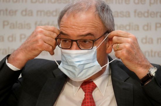 기 파르믈랭 스위스 대통령이 지난달 30일(현지시간) 베른에서 열린 기자회견을 마친 뒤 마스크를 쓰고 있다. ＜사진=로이터연합＞