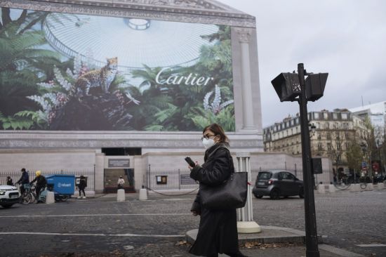지난달 30일(현지시간) 프랑스 파리에서 한 여성이 마스크를 착용한 채 거리를 걸어가고 있다.  ＜사진=AP연합＞