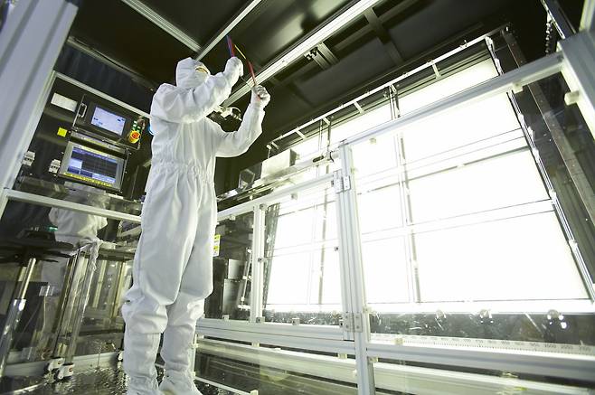 삼성디스플레이 직원이 대형 LCD 패널 생산라인에서 작업을 진행 중이다. /삼성디스플레이 제공