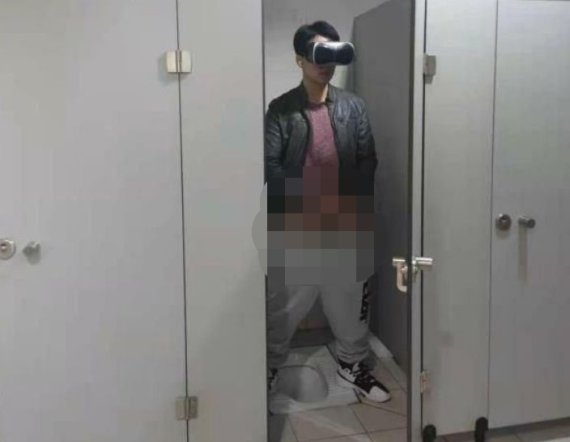 중국의 한 대학생이 화장실에서 음란 행위하는 모습이 SNS를 통해 퍼졌다. 뉴스1 제공
