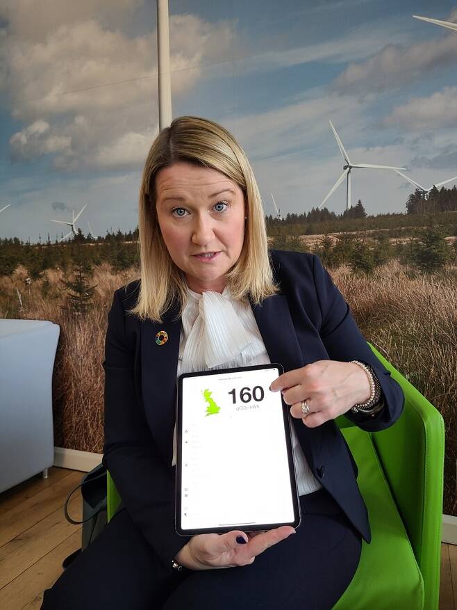 지난달 12일(현지시각) 영국 글래스고 외곽 화이트리 풍력발전단지 방문자센터에서 만난 스코티시파워 재생에너지 부문 최고경영자 린드세이 맥퀘이드(Lindsay McQuade)가 <한겨레>와 인터뷰를 하며 영국 전력 상황을 설명하고 있다.