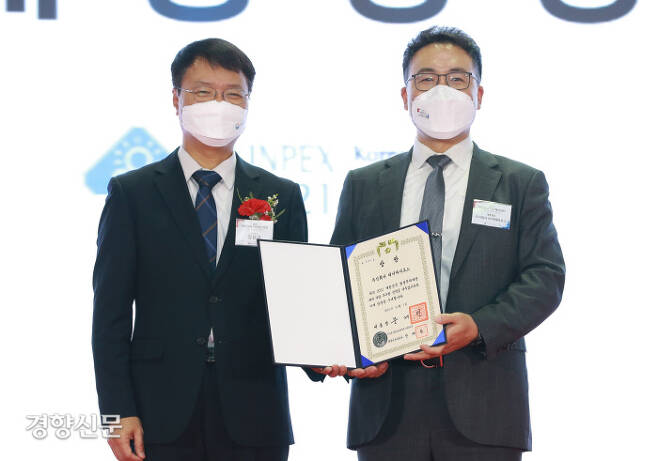 1일 서울 코엑스에서 열린 대한민국 발명특허대전 시상식에서 대통령상을 받은 정도선 티이바이오스 대표(오른쪽)와 김용래 특허청장이 나란히 사진을 찍고 있다. 티이바이오스 제공