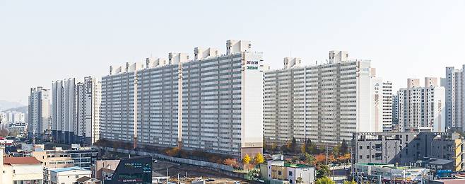 국내에서 최근 1년간 갭투자 매매 거래가 세 번째로 많이 증가한 충남 아산시 배방읍 ‘배방삼정그린코아’ 단지 전경. (윤관식 기자)
