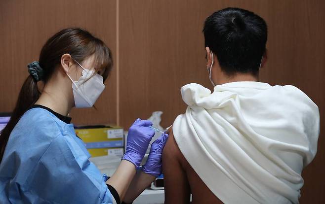 [서울=뉴시스] 권창회 기자 = 국내 코로나19 백신 접종 완료율이 70%를 넘어선 24일 오전 서울 영등포구 찾아가는 백신접종센터에서 외국인들이 얀센 백신을 맞고 있다. 2021.10.24.