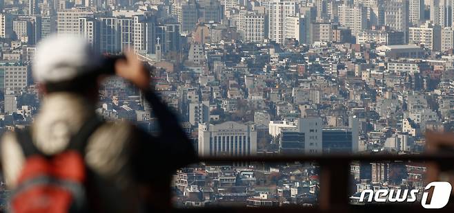 (서울=뉴스1) 안은나 기자 = 28일 서울 남산에서 본 빌라(연립주택) 밀집지역. 대출 제한과 금리 인상 등의 규제로 서울 아파트 시장은 거래절벽인 반면 연립주택 매매가격 변동률은 상승하고 있는 추세다. 2021.11.28/뉴스1