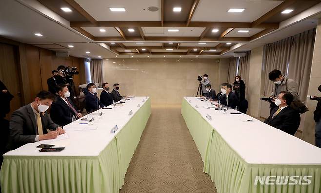 [서울=뉴시스] 김병문 기자 = 정은보 금융감독원장이 1일 서울 중구 프레지던트 호텔에서 열린 '금감원장-저축은행CEO 간담회'에서 발언을 하고 있다. 2021.12.01. dadazon@newsis.com