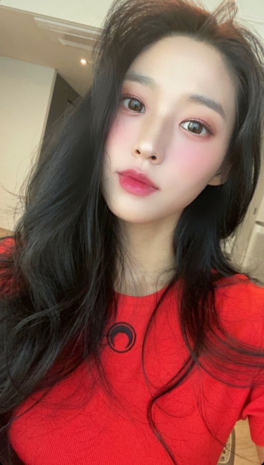 AOA member Seolhyun also digested the intricate makeup.Seolhyun posted a picture on his personal Instagram story on the 1st without any phrase.In the open photo, Seolhyun showed an intense red top and red makeup that gave points in red.Even in the somewhat esoteric makeup, where both the eyes, cheeks and lips are red, Seolhyun is impressed with her shining beauty.Meanwhile, Seolhyun is running a personal YouTube channel Blind by Seolhyun and is communicating with fans through it.seolhyun SNS