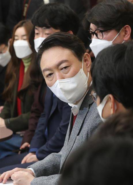 윤석열 국민의힘 대선 후보가 30일 오후 충북 청주시 첨단문화산업단지에서 청년문화예술인과 간담회를 하고 있다. 2021.11.30  뉴스1