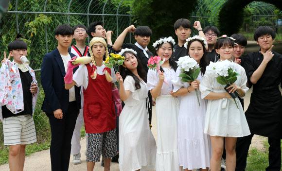 ‘우리는 밀레니엄세대’ - 26일 경기도 고양 호수공원에서 정발고 3학년 학생들이 졸업사진을 찍고 있다. 2000년대 이후 출생한 이들 밀레니엄세대는 졸업사진도 개성 넘치는 복장과 아이디어로 맘껏 자신들의 자유분방한 젊음을 뽐냈다. 2019.6.26 연합뉴스