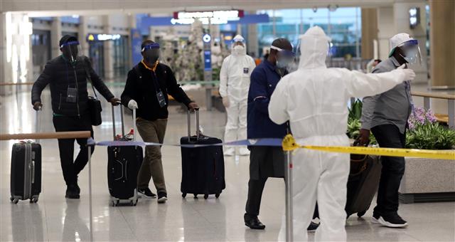 에티오피에서 입국하는 외국인 승객들 - 신종 코로나바이러스 감염증(코로나19) 변이 바이러스인 오미크론 확산 우려가 커지고 있는 1일 오후 에티오피아 수도 아디스아바바에서 출발한 승객들이 인천국제공항을 통해 입국하고 있다. 2021.12.1 뉴스