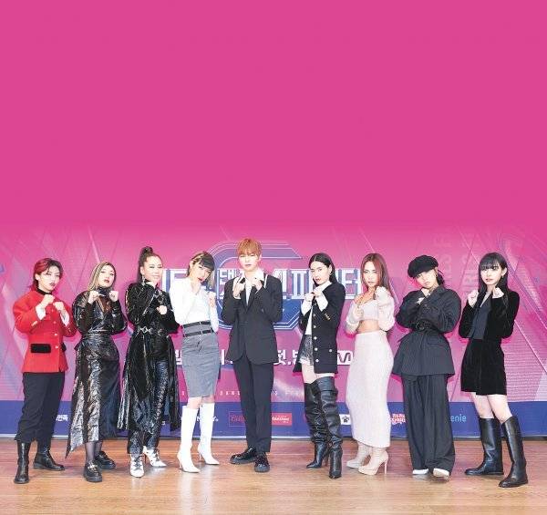 엠넷 ‘스트릿댄스 걸스 파이터’의 진행자인 가수 강다니엘(가운데)과 심사위원인 아이키, 리정, 가비, 효진초이, 모니카, 
허니제이, 리헤이, 노제(왼쪽부터)가 11월30일 온라인 제작발표회 무대에서 주먹을 불끈 쥔 포즈를 취하고 있다. 사진제공 ｜ 
엠넷