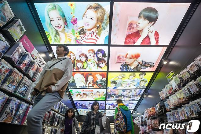 22일 일본 도쿄 신주쿠 신오쿠보역 인근 한인타운을 찾은 일본시민 및 관광객들이 한인상가에서 다양한 한류상품을 살펴보고 있다. 2019.10.22/뉴스1 © News1 유승관 기자