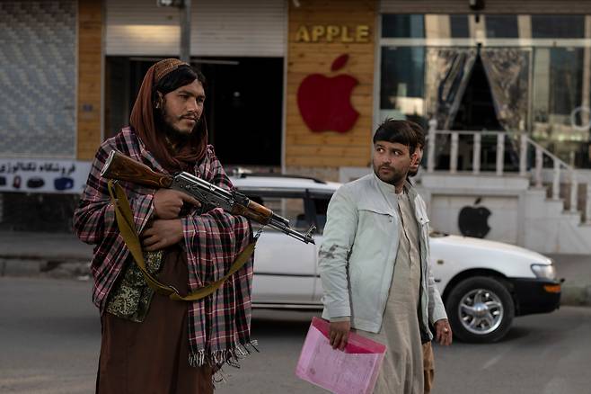 지난달 아프가니스탄 수도 카불에서 탈레반 대원이 총을 들고 거리를 지키고 있다./AP연합뉴스