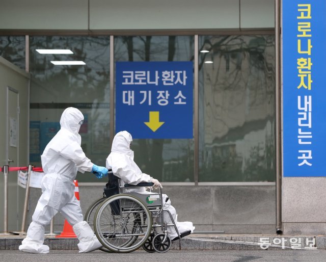2일 서울 은평구 서울시립서북병원에서 코로나19 확진자가 CT검사를 마치고 병동으로 이동하고있다.