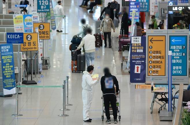 인천국제공항 제1여객터미널 입국장에서 해외 입국자들이 방역절차에 따라 이동하고 있다.연합뉴스 제공