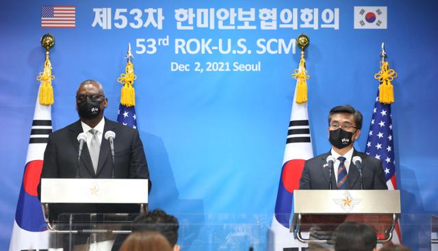 서욱(오른쪽) 국방부 장관과 로이드 오스틴 미국 국방장관이 2일 오후 서울 용산구 국방부 청사 브리핑룸에서 제53차 한미안보협의회 공동기자회견을 하고 있다. 뉴시스