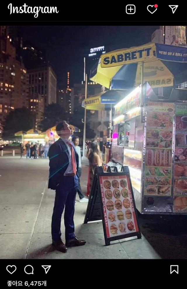 최태원 SK그룹 회장이 미국 뉴욕 맨해튼 거리의 한 푸드트럭 앞에서 하늘을 응시하고 있다. 최태원 회장 사회관계망서비스 캡처
