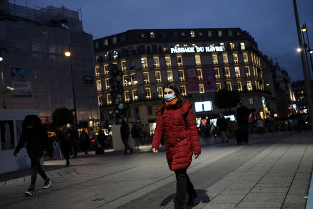 지난달 30일 프랑스 파리 시내에서 마스크를 쓴 한 시민이 바쁘게 걸음을 옮기고 있다. 파리=AP 연합뉴스