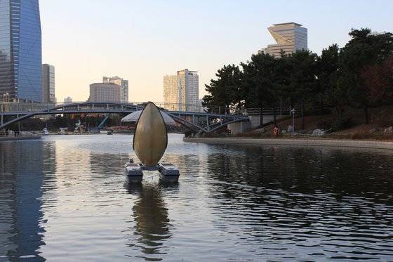 문보트를 타고 센트럴파크를 둘러보는 관광객들