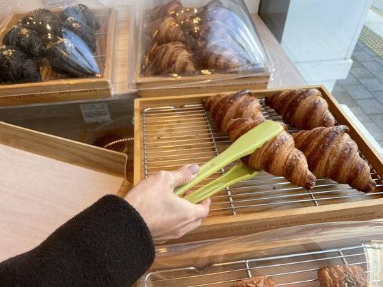 메종드크루아상에서 크루아상을 담고 있는 모습
