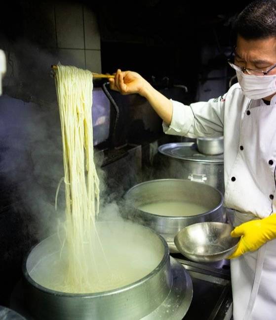 황생가칼국수는 직접 반죽한 밀가루 반죽을 손으로 썰어낸 손칼국수를 고집한다. 최승표 기자