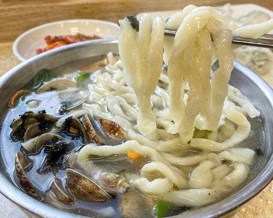 서초동에 자리한 임병주 산동칼국수는 바지락칼국수를 판다. 면발이 상당히 두툼한 편이다. 최승표 기자