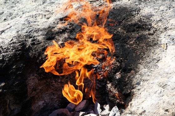야나르타쉬의 불꽃. 바위틈에서 이렇게 불이 활활 타오른다. 이런 불구덩이가 산기슭에 수십 군데 있다.