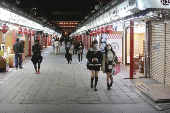 지난달 30일 마스크를 쓴 시민들이 일본 도쿄 아사쿠사의 관광명소인 센소지를 지나고 있다. [AP=연합뉴스]