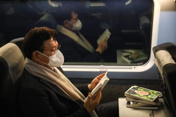 송영길 더불어민주당 대표가 지난달 20일 ″기차 안에서 이재명 공부를 계속 합니다″라는 글과 함께 페이스북에 올린 사진. 그의 앞에 이재명 민주당 대선 후보 관련 책들이 놓여있다. 송 대표 페이스북