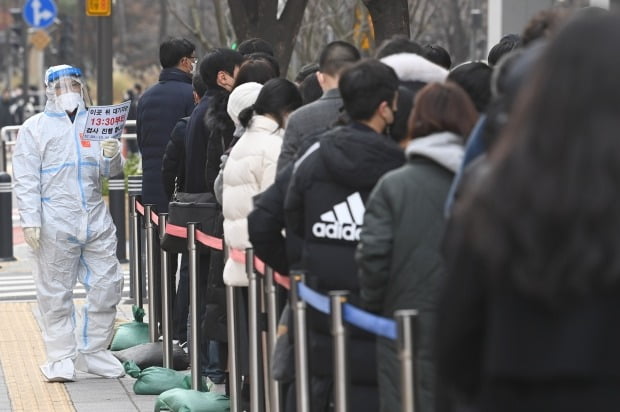 2일 송파구 선별진료소에서 시민들이 코로나19 검사를 기다리고 있다. /사진=김영우 기자