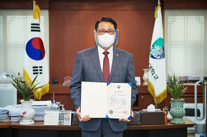 변창훈 총장이 ‘대한민국 농촌재능나눔대상’에서 농림축산식품부 장관상을 수상한 뒤 기념사진을 찍고 있다. (대구한의대 제공) 2021.12.02