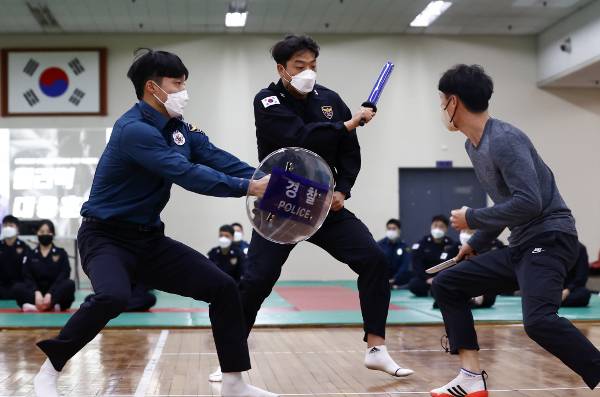 신임 경찰관들이 1일 서울 종로구 서울경찰청에서 열린 특별 교육에 참여해 상대를 제압하는 훈련을 하고 있다. 이번 교육은 신임경찰관 2800여명의 현장 대응력 강화를 위한 것으로 위험단계별 대응훈련과 수갑, 삼단봉, 테이저건, 권총 훈련이 이뤄졌다. 연합뉴스
