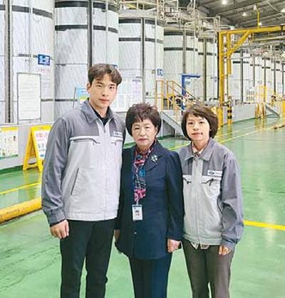 강경희 대표(가운데)와 임원들.