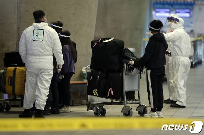 (인천공항=뉴스1) 황기선 기자 = 신종 코로나바이러스 감염증(코로나19) 변이 바이러스인 오미크론 확산 우려가 커지고 있는 1일 오후 에티오피아 수도 아디스아바바에서 출발한 승객들이 인천국제공항을 통해 입국, 자가격리 숙소를 위해 버스로 이동하고 있다. 2021.12.1/뉴스1