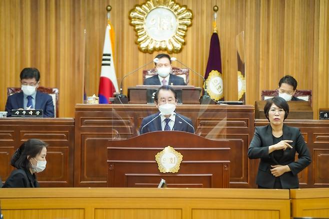 김종식 목포시장은 2일 제370회 목포시의회 제2차 정례회에서 2022년도 예산안을 제출하며 올해 주요 성과와 내년도 시정 운영 방향을 제시했다./목포시